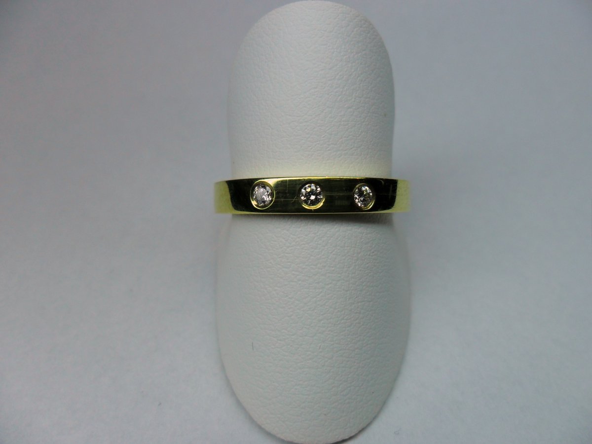 Basic ring with diamonds